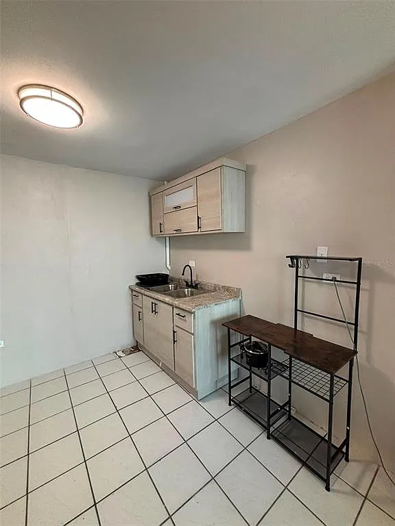 1 bed, 1.0 bath, 250 sqft, $800 — Photo 2