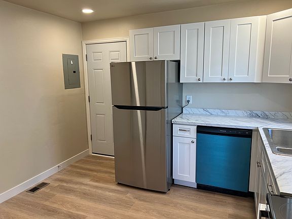 4th image of 2409 Bott Ave