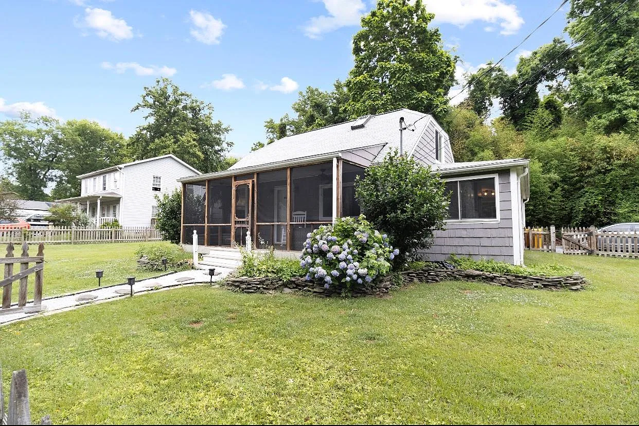 4921 Olive St — Photo 2