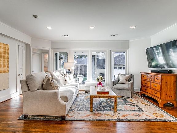 4th image of 4655 N Versailles Ave