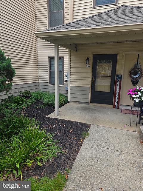 1st image of 210 Begonia Ct