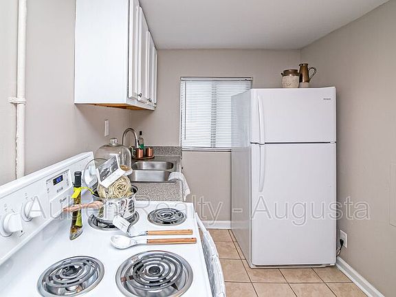 5th image of 1927 Central Ave #10B
