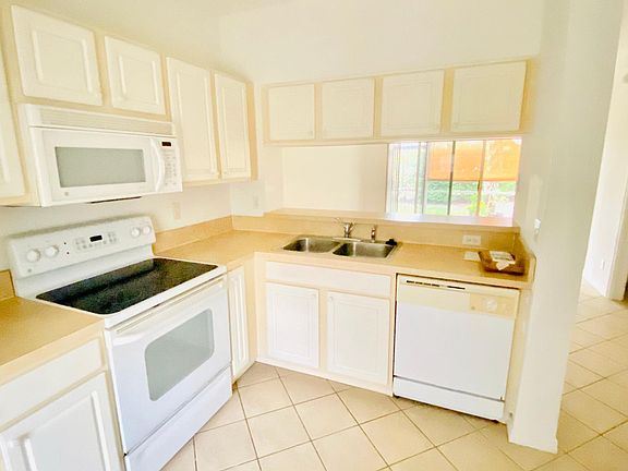 Kitchen with all appliances