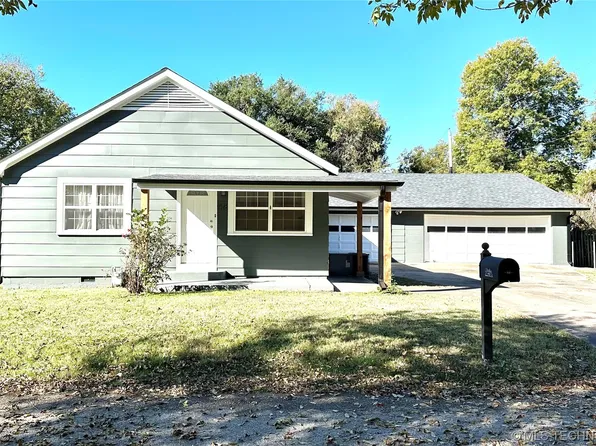 418 S 4th St, Morris, OK 74445