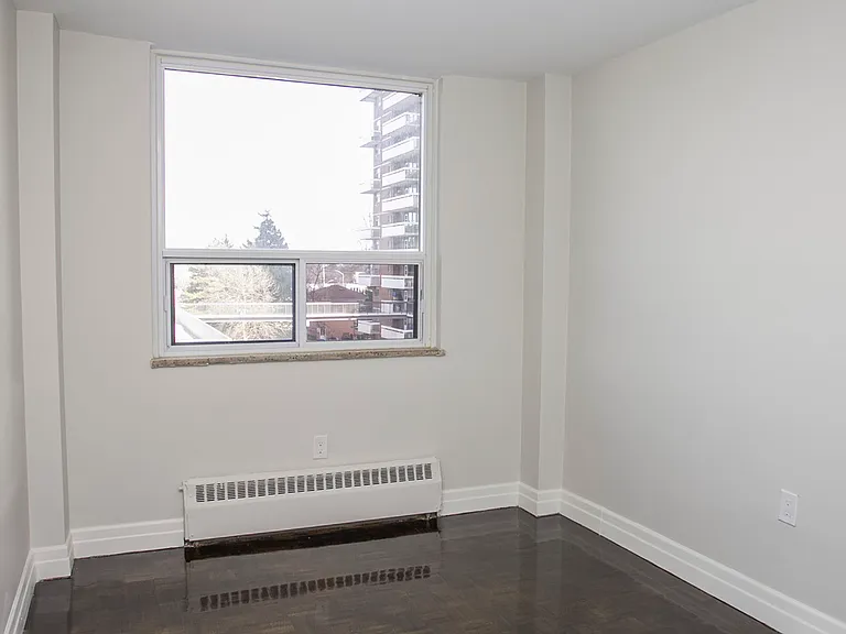 28 Helene St N — Photo 22