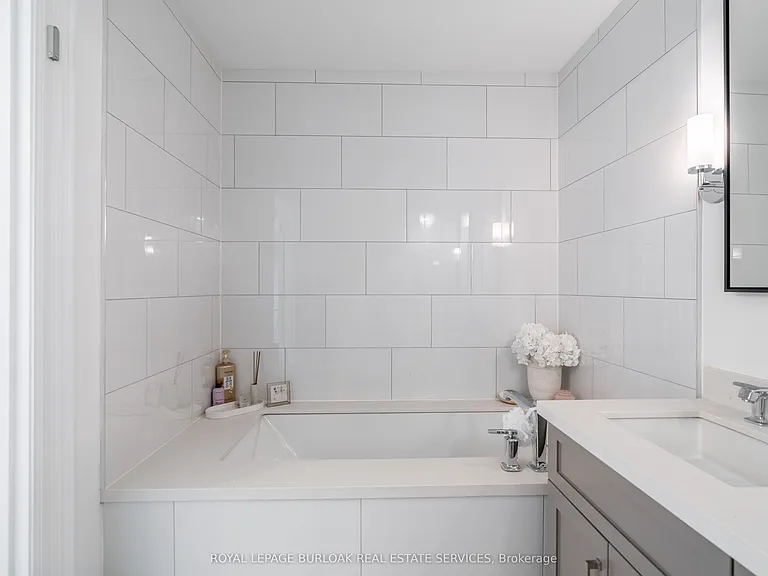 2060 Lakeshore Rd #304 — Photo 11