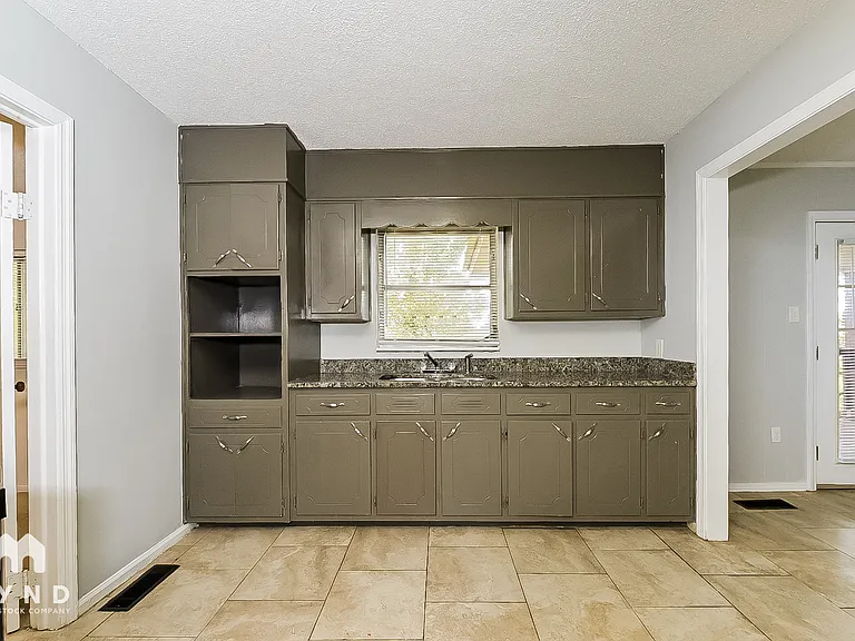 1151 Oakley Dr — Photo 5
