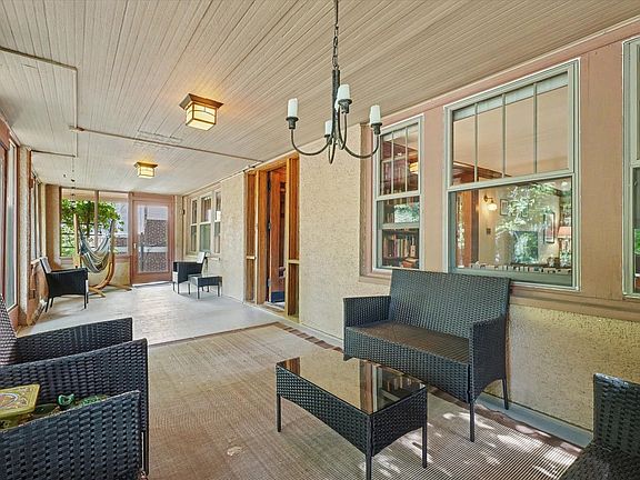 4th image of 806 W Park Ave