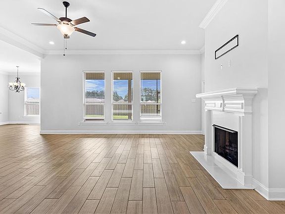 4th image of 878 Connolly Ave