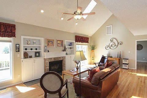 Great room w/walkout and fireplace