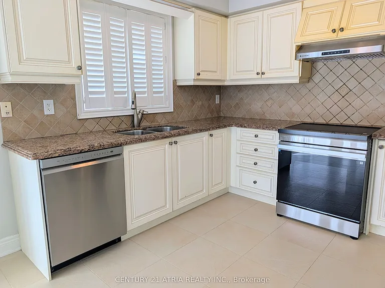 5047 Warwickshire Way — Photo 8