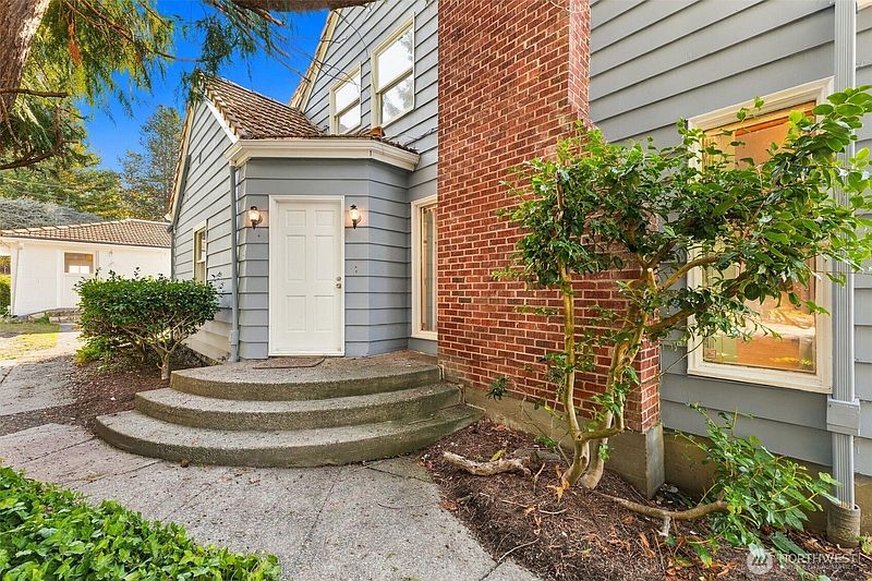 5th image of 912 S Magnolia Lane