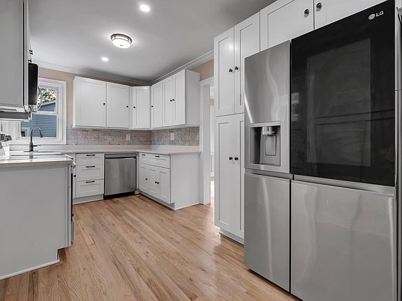 4th image of 1545 Colonial Dr