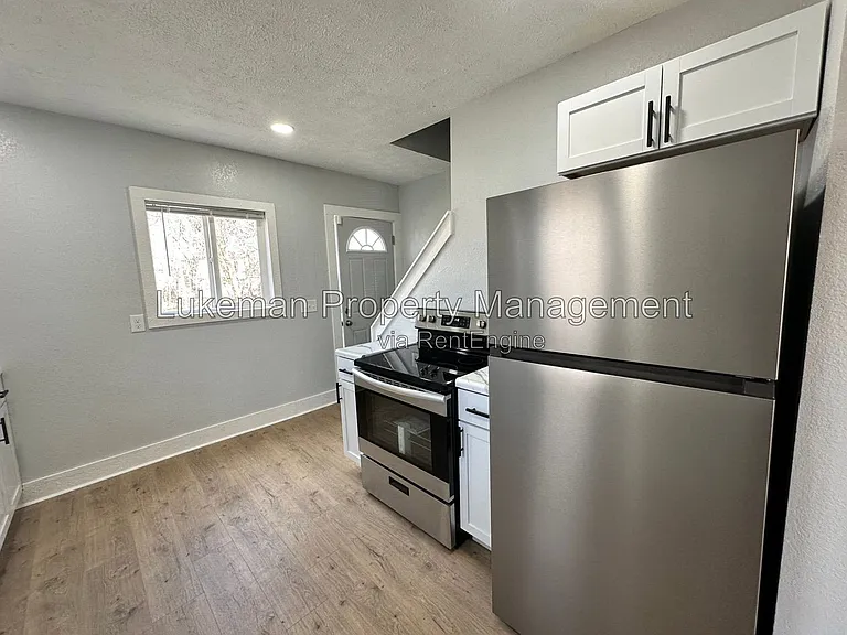 215 E North St — Photo 15