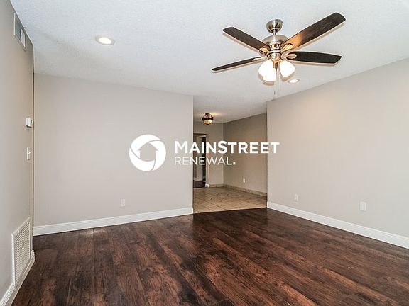 3rd image of 2719 John Paul Dr