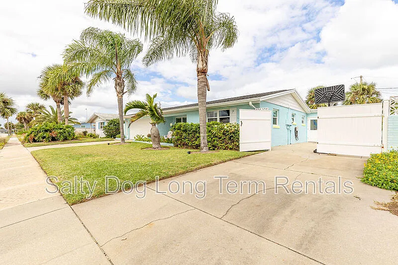 3 bed, 3.0 bath, 2299 sqft, $2,850 — Photo 2