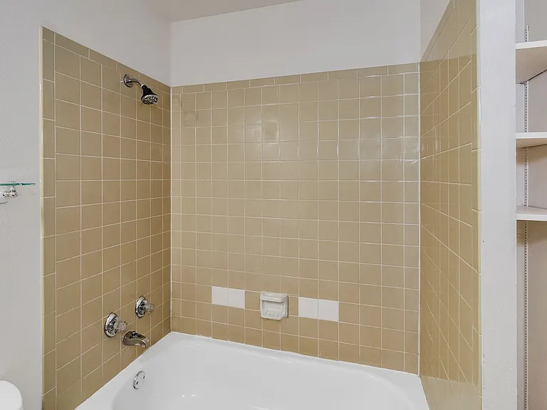 125 Franklin Ave #412 — Photo 4