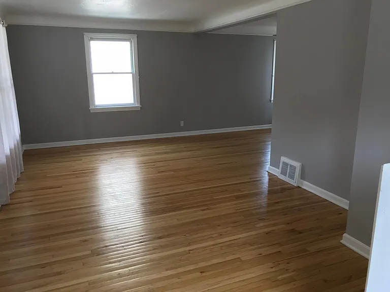 20754 Woodstock Ave — Photo 4