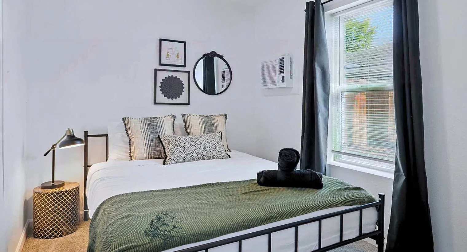 2 bed, 1.0 bath, 495 sqft, $3,373 — Photo 2