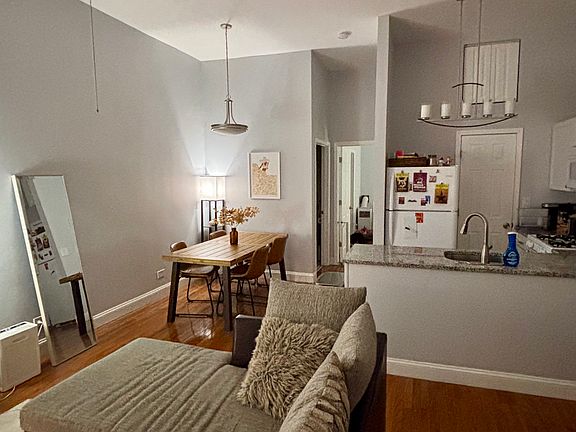 3rd image of 1549 N Wells St APT 2R
