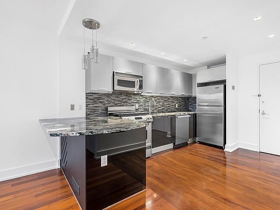 4th image of 350 W 42nd St APT 20D