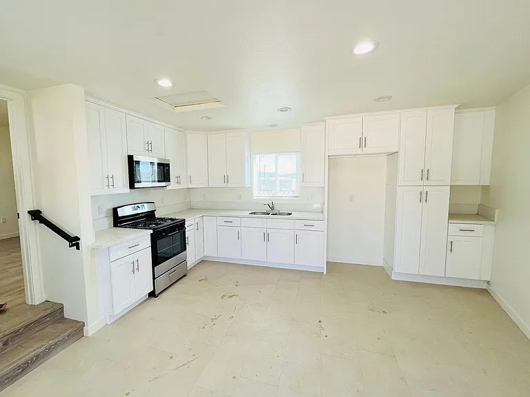 207 W Main St — Photo 1