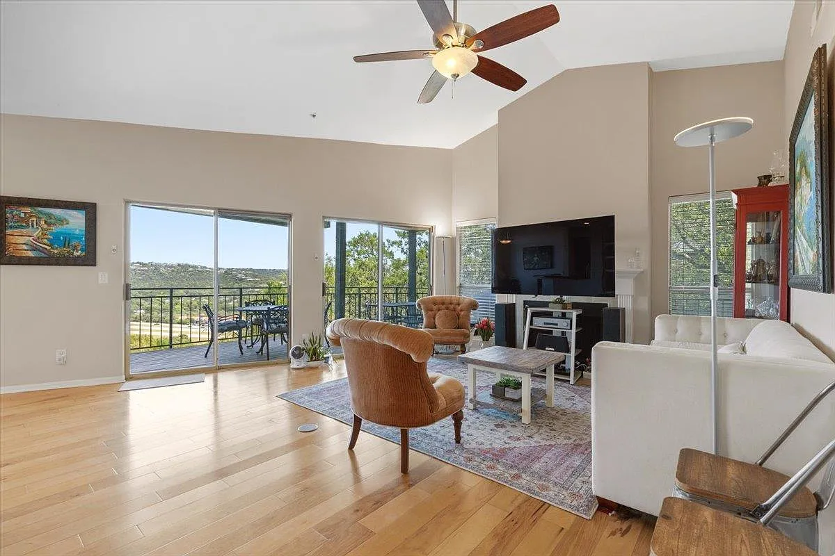 2 bed, 2.0 bath, 1150 sqft, $1,800 — Photo 2