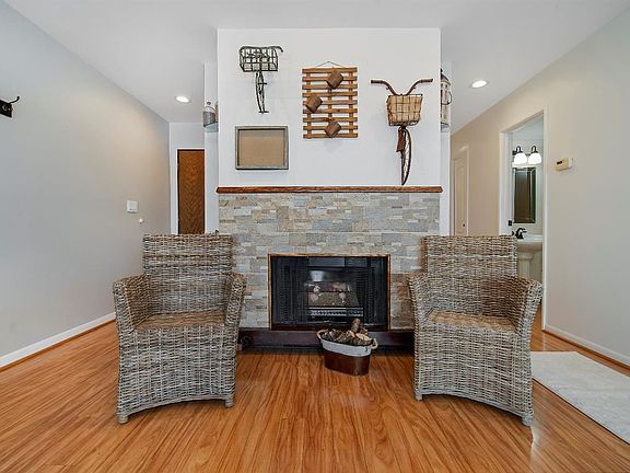 2nd image of 851 Cliffs Dr