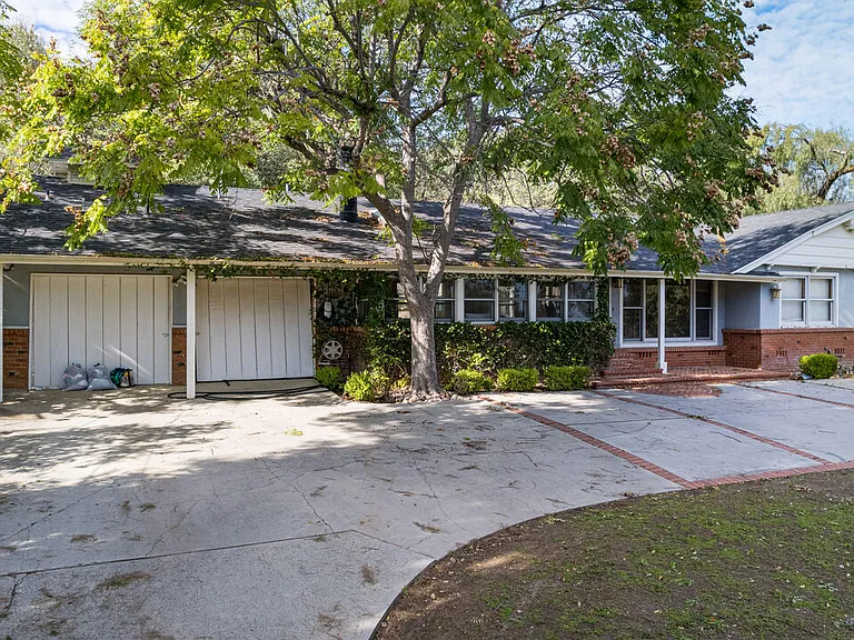 19439 Oxnard St — Photo 13
