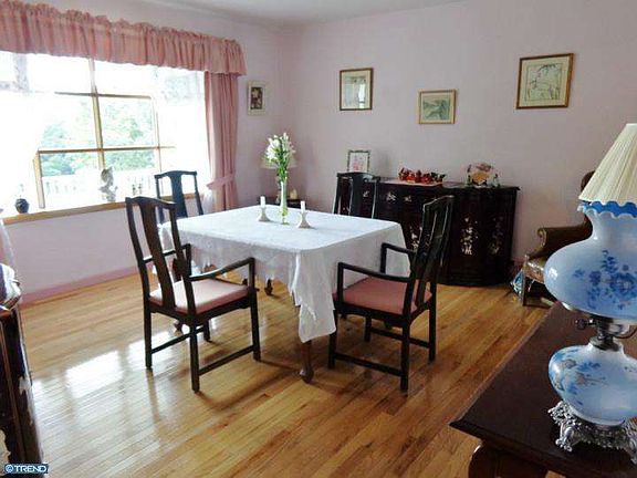 4th image of 10 Fox Ln