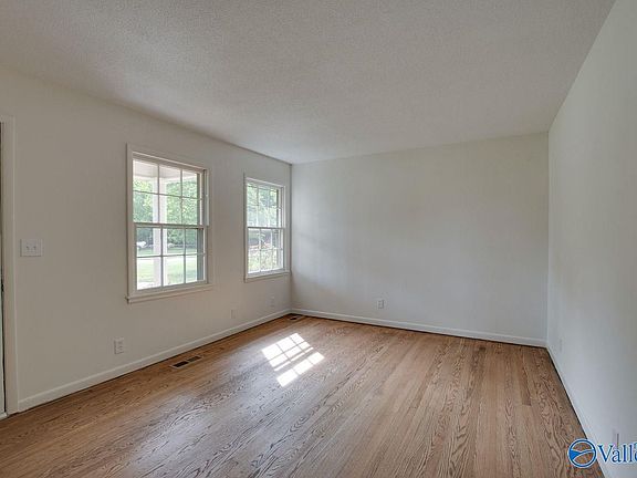 5th image of 1005 Branscomb Ct SE
