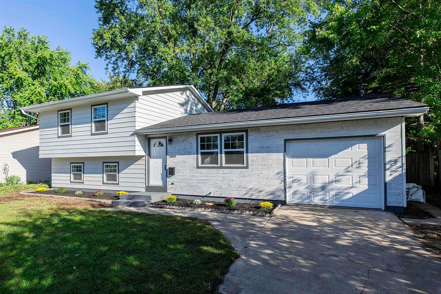 5049 Idlewood Dr photo 1