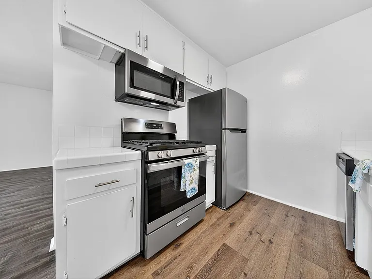 10736 Magnolia Blvd — Photo 21