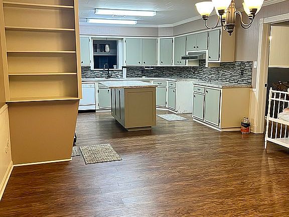 4th image of 609 S Stagg St
