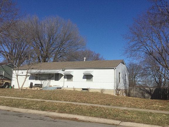 2nd image of 1013 N Redwood Dr