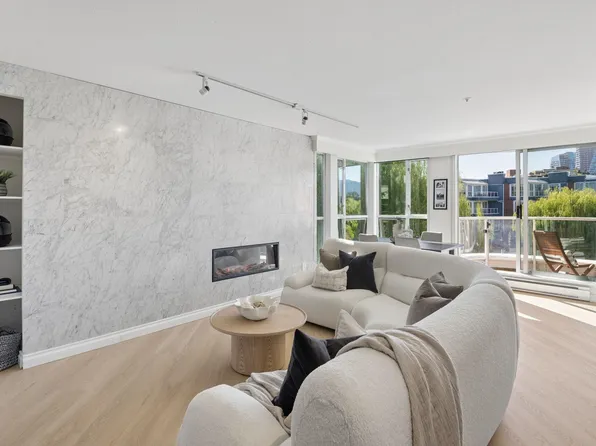 1502 Island Park Walk #301, Vancouver, BC V6H 3Z8