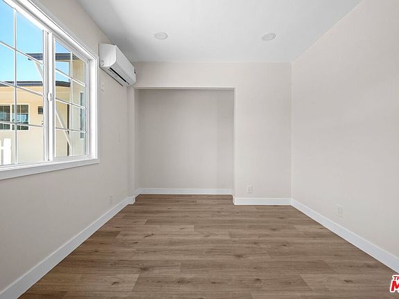 4th image of 21007 Saticoy St #21007