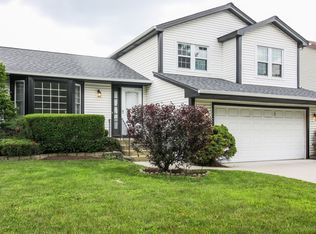 832 Galleon Ln, Elk Grove Village, IL 60007