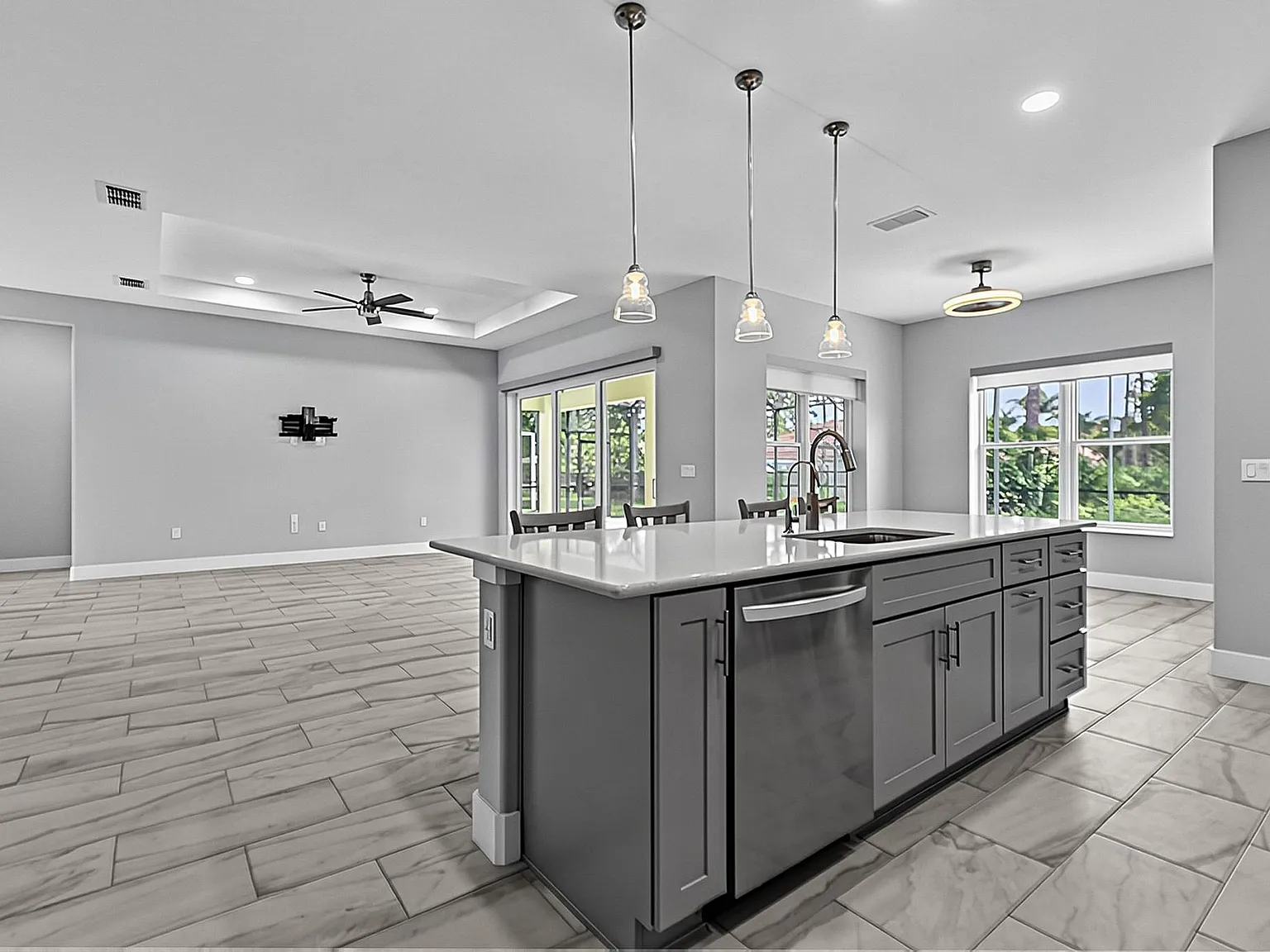 5 bed, 2526 sqft, $3,995 — Photo 4