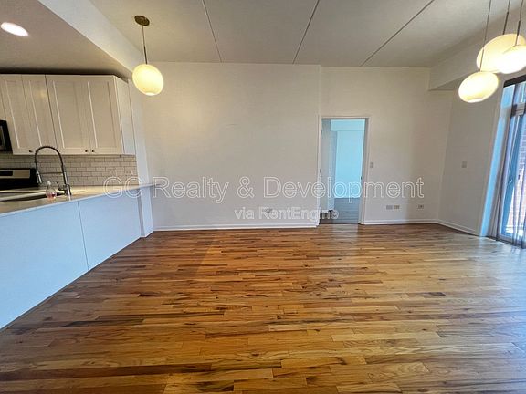 5th image of 657 W Fulton St Unit 402
