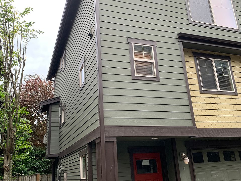 Welcome -Front of townhouse with side yard and fence.