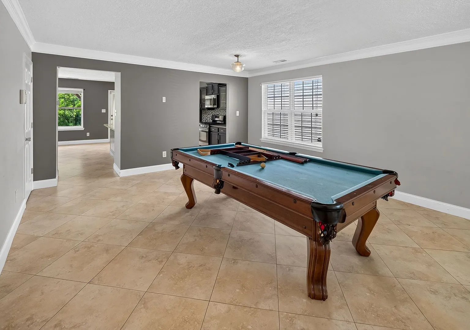 4 bed, 2.5 bath home in Coventry — Photo 2