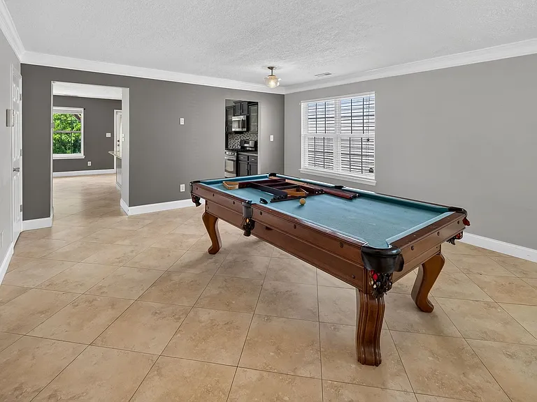 10745 Glenluce Ave — Photo 2