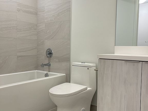2nd image of 400 King St W #520