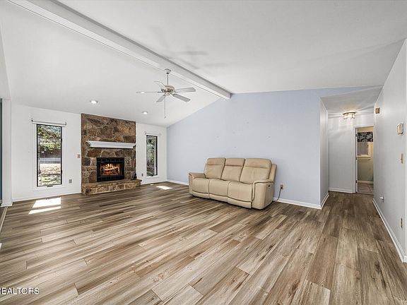 4th image of 157 Anglewood Dr