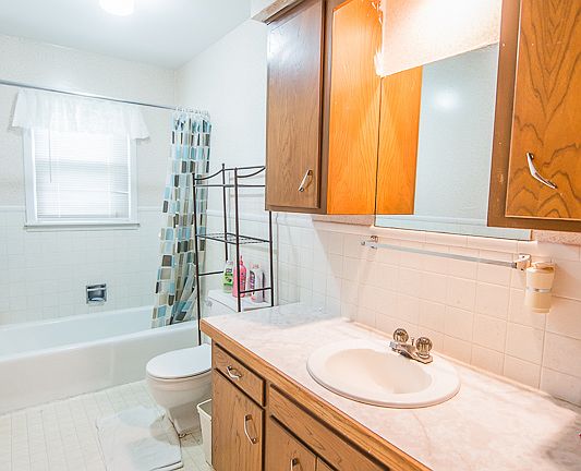 4th image of 903 Arnold St