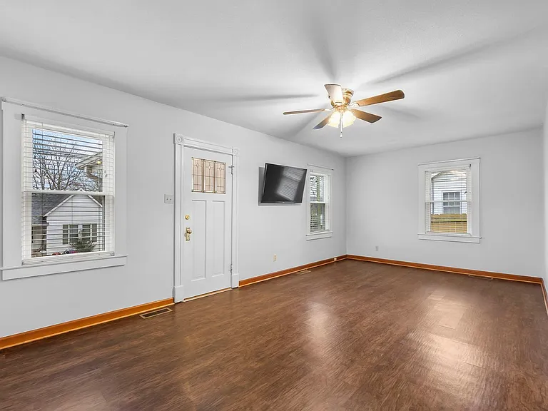 223 Daisy Ave — Photo 4