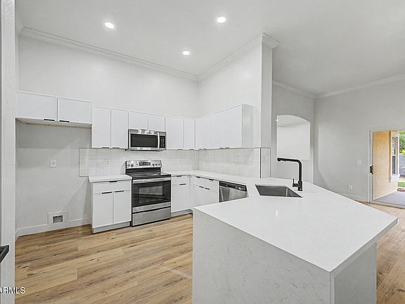 3rd image of 3251 E THORNTON Avenue