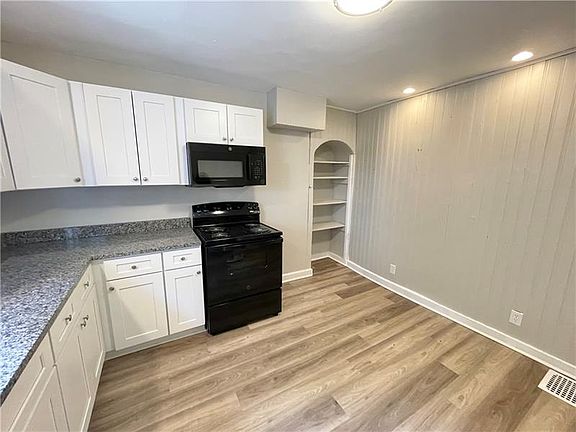 eat-in kitchen, will include refrigerator