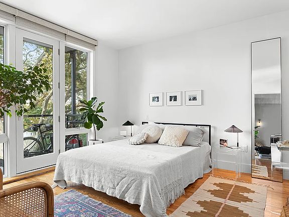 4th image of 1059 Manhattan Ave #D